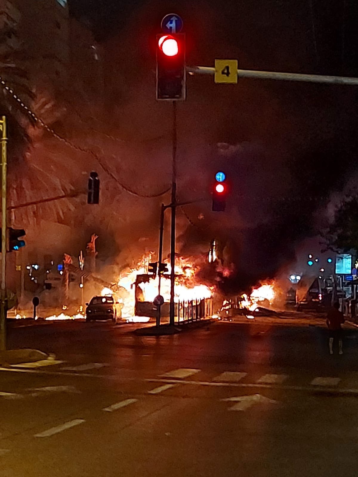 Cohete impacta un autobús en Tel Aviv