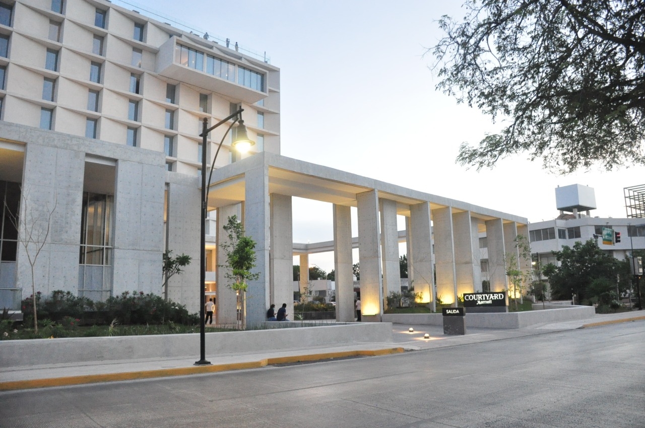 El hotel se encuentra sobre la Avenida Colón El hotel se encuentra sobre la Avenida Colón