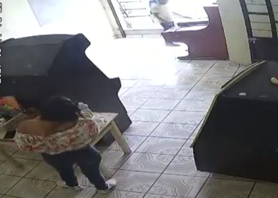 En el video la mujer trata de escapar de su atacante, pero fue herida En el video la mujer trata de escapar de su atacante, pero fue herida