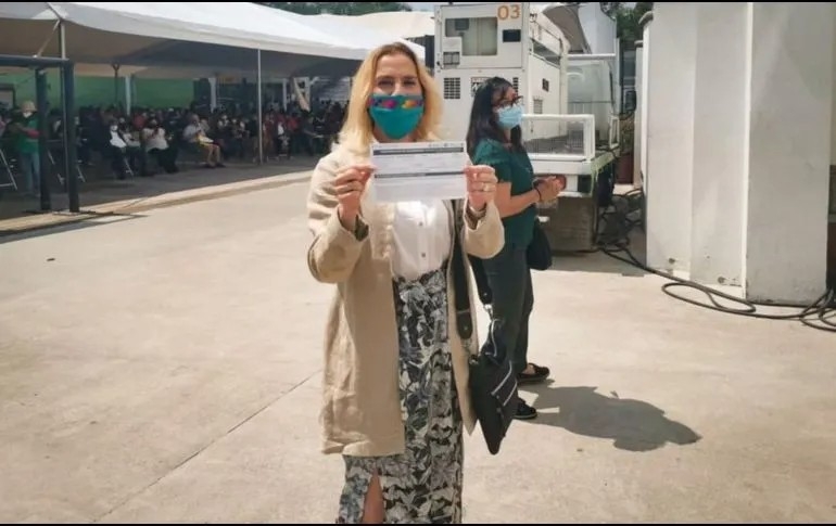 La escritora compartió su felicidad en redes sociales La escritora compartió su felicidad en redes sociales