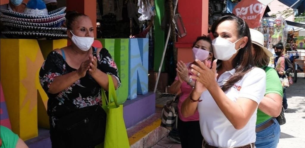 La candidata anda bailando, mientra Puerto Morelos está endeudado