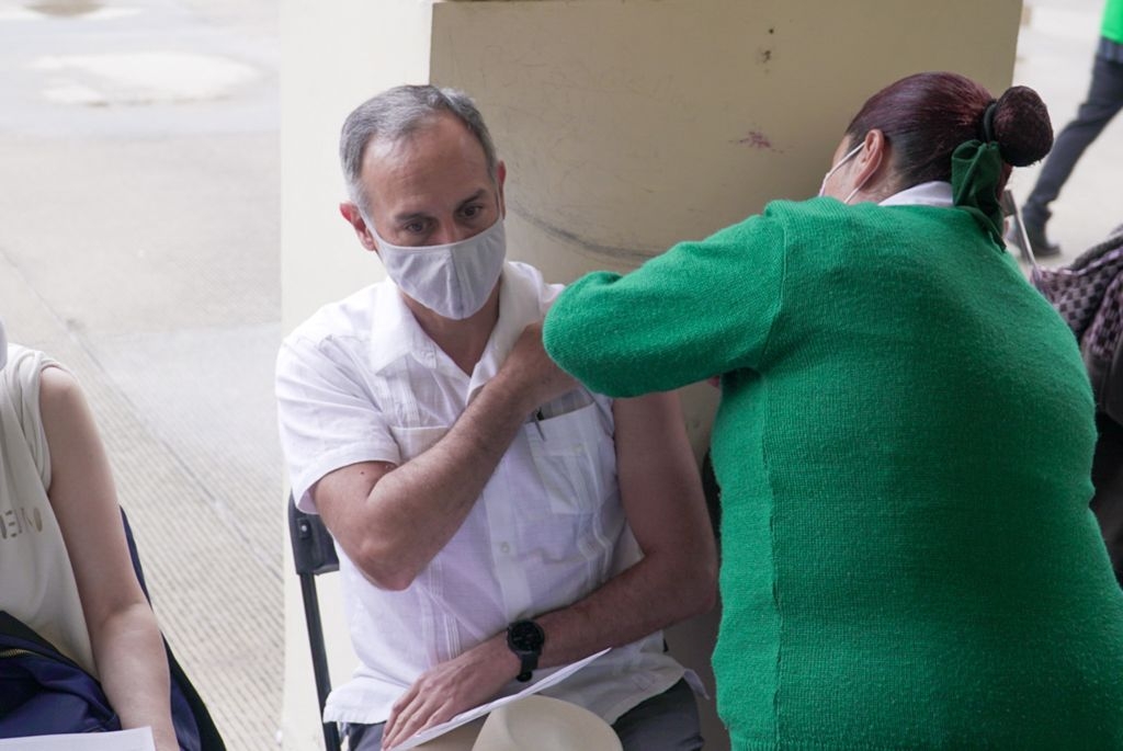 López-Gatell se inmunizó contra el virus