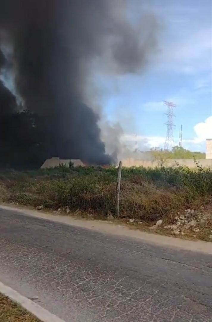 La quema de llantas creó una columna de humo grande