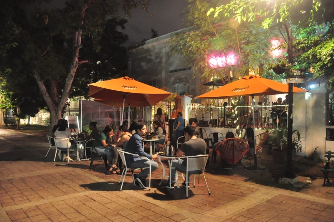 Algunos restaurantes lucieron con varias mesas ocupadas, así como algunos bares