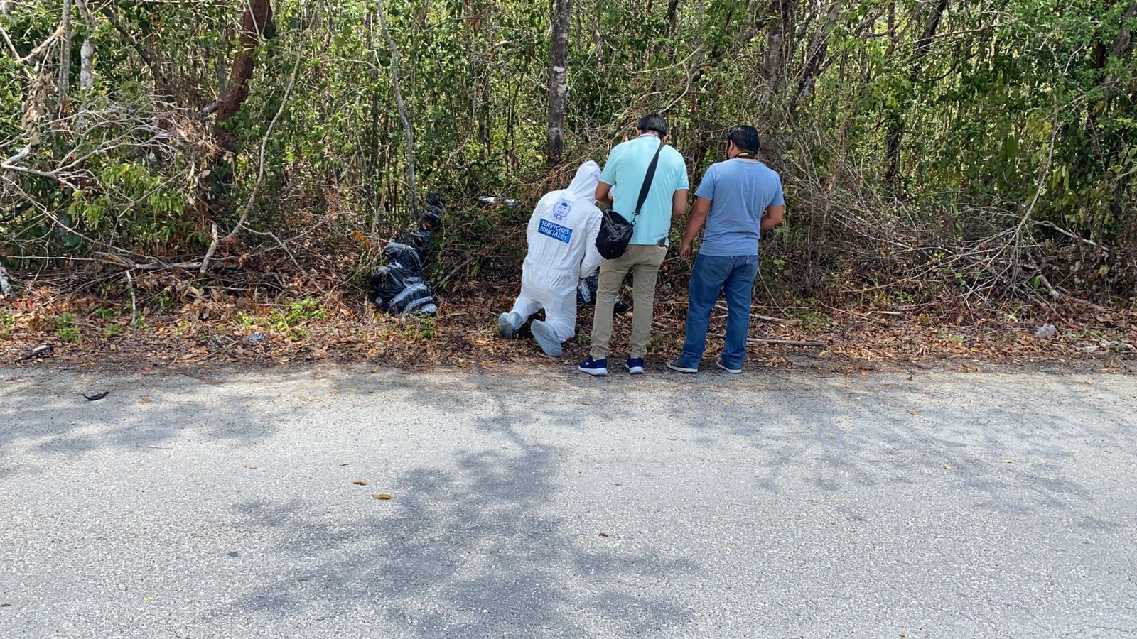 Una unidad de Semefo llegó al lugar de los hechos, luego de tomar las evidencias y fotografías, procedieron a abrir las bolsas Una unidad de Semefo llegó al lugar de los hechos, luego de tomar las evidencias y fotografías, procedieron a abrir las bolsas