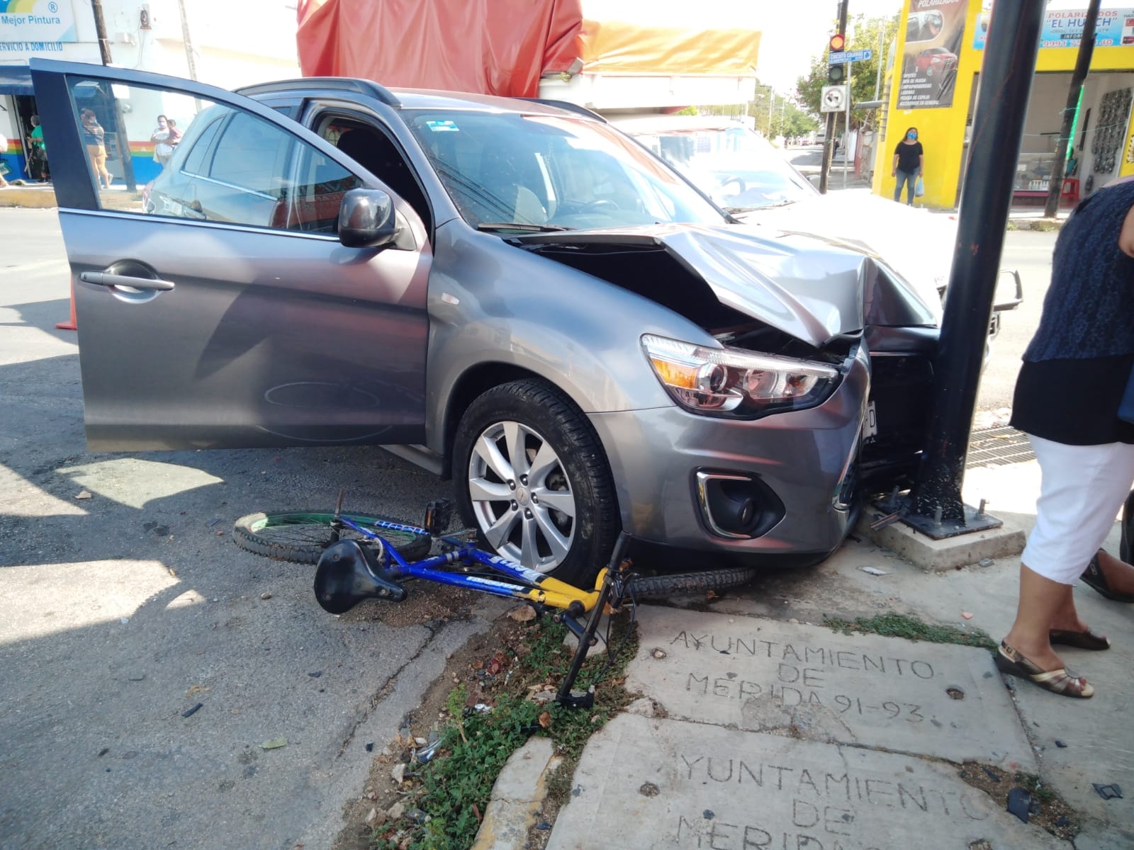 Ciclista la libra, su bicicleta quedó bajo las llantas de un automóvil Ciclista la libra, su bicicleta quedó bajo las llantas de un automóvil