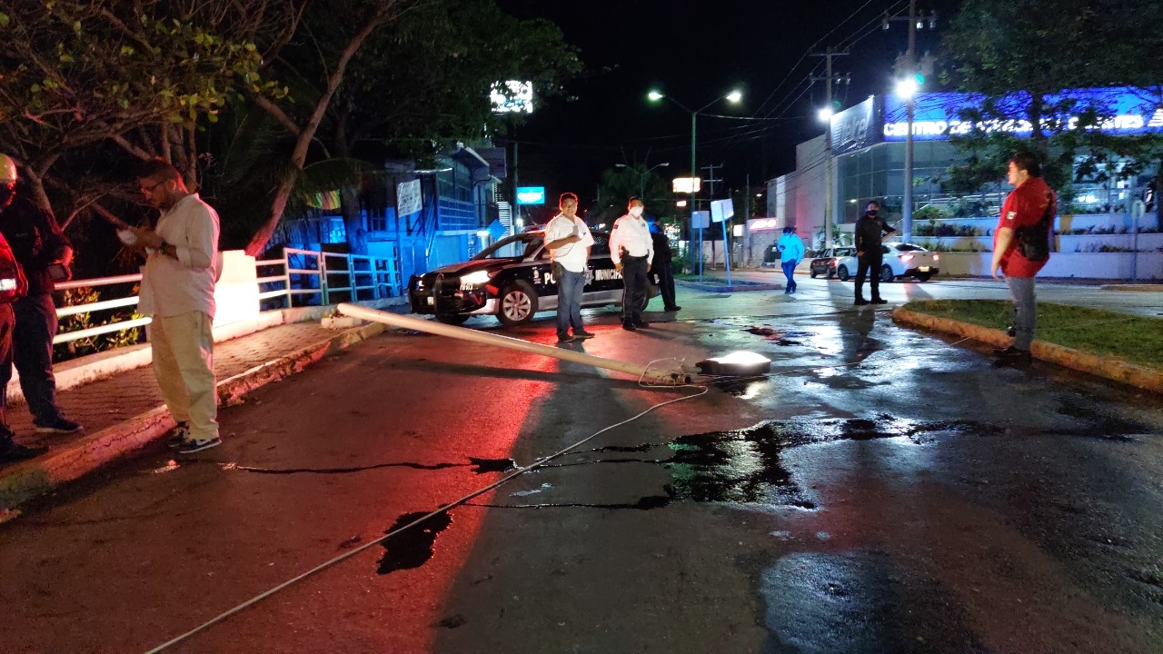 Al llegar a la altura del puente del malecón de la caleta una luminaria del ayuntamiento que se encontraba en mal estado y cayó