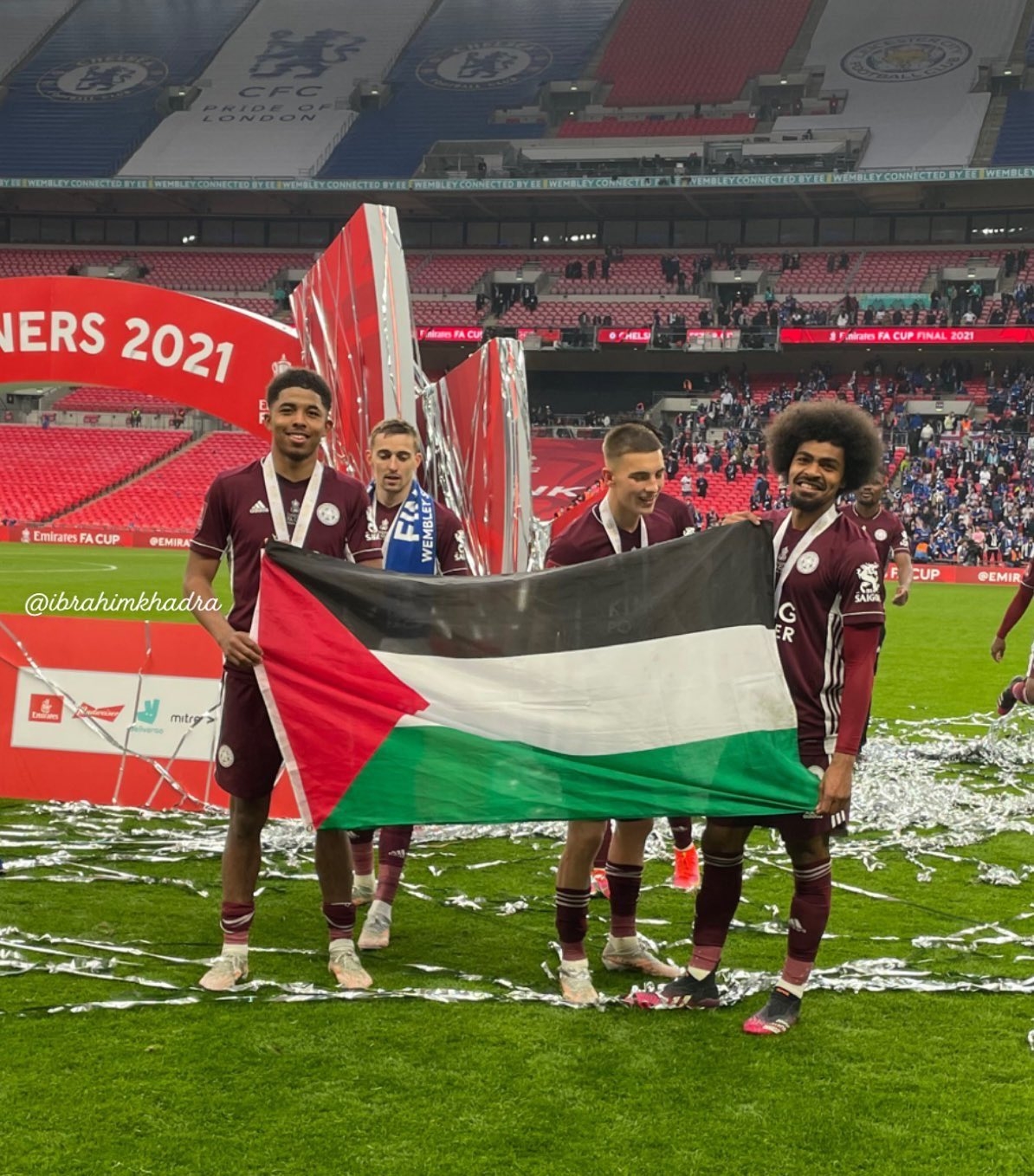 Jugadores del Leicester City ondean la bandera palestina Jugadores del Leicester City ondean la bandera palestina