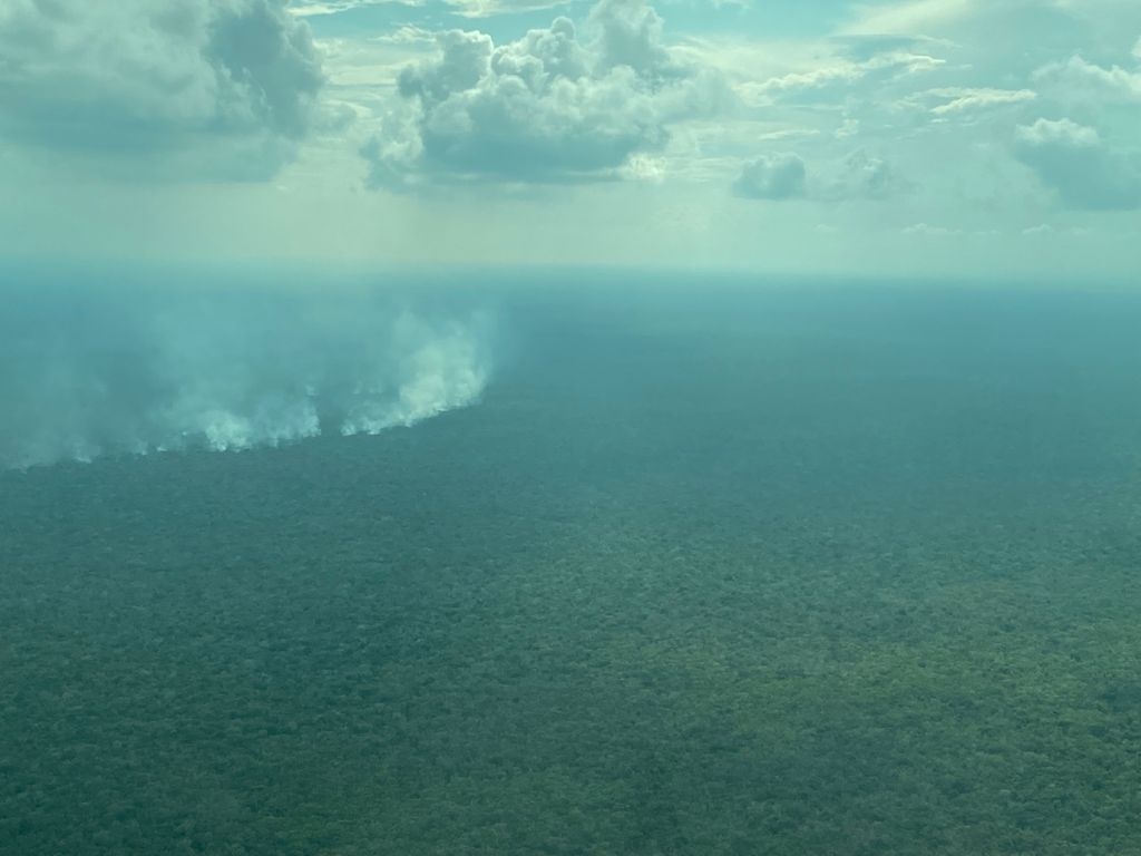 Las columnas de humo del incendio son elevadas
