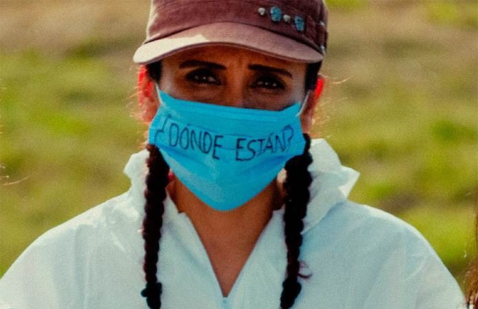 El documental trata específicamente de las fosas que no son clandestinas, sino del Estado. El documental trata específicamente de las fosas que no son clandestinas, sino del Estado.