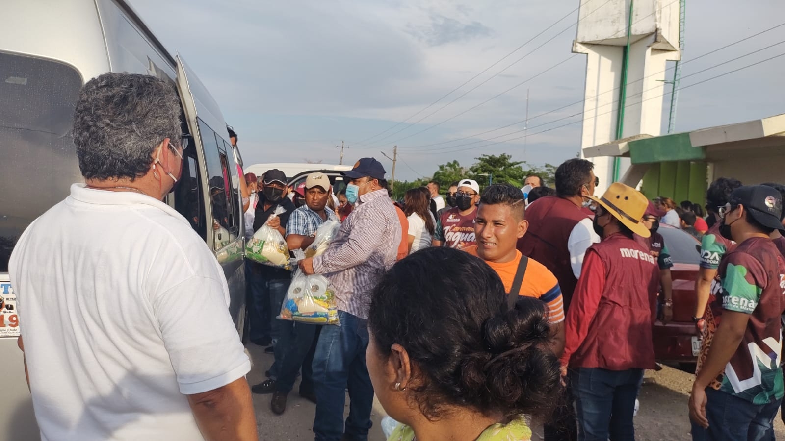 En el vehículo que fue retenido se contabilizó un total de 190 despensas para repartir