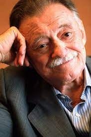 "De vez en cuando hay que hacer una pausa" - Mario Benedetti "De vez en cuando hay que hacer una pausa" - Mario Benedetti