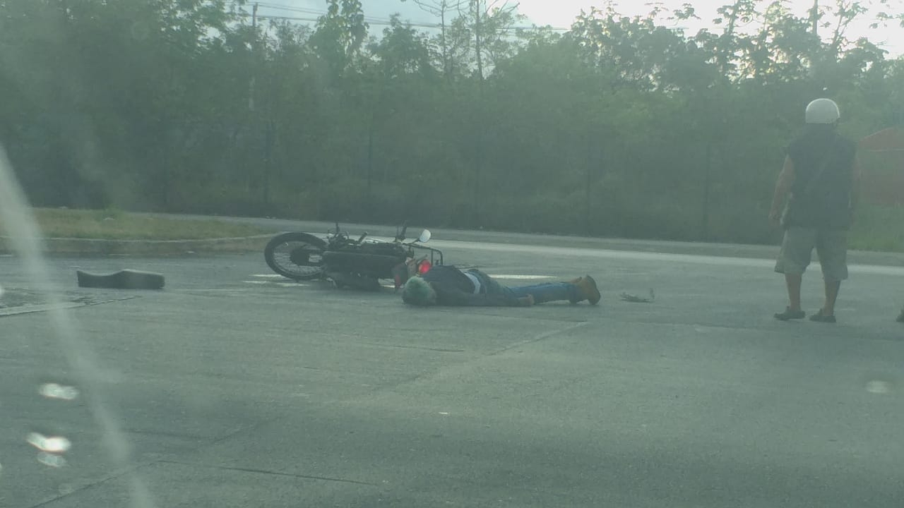 El motociclista terminó en el suelo luego del accidente El motociclista terminó en el suelo luego del accidente
