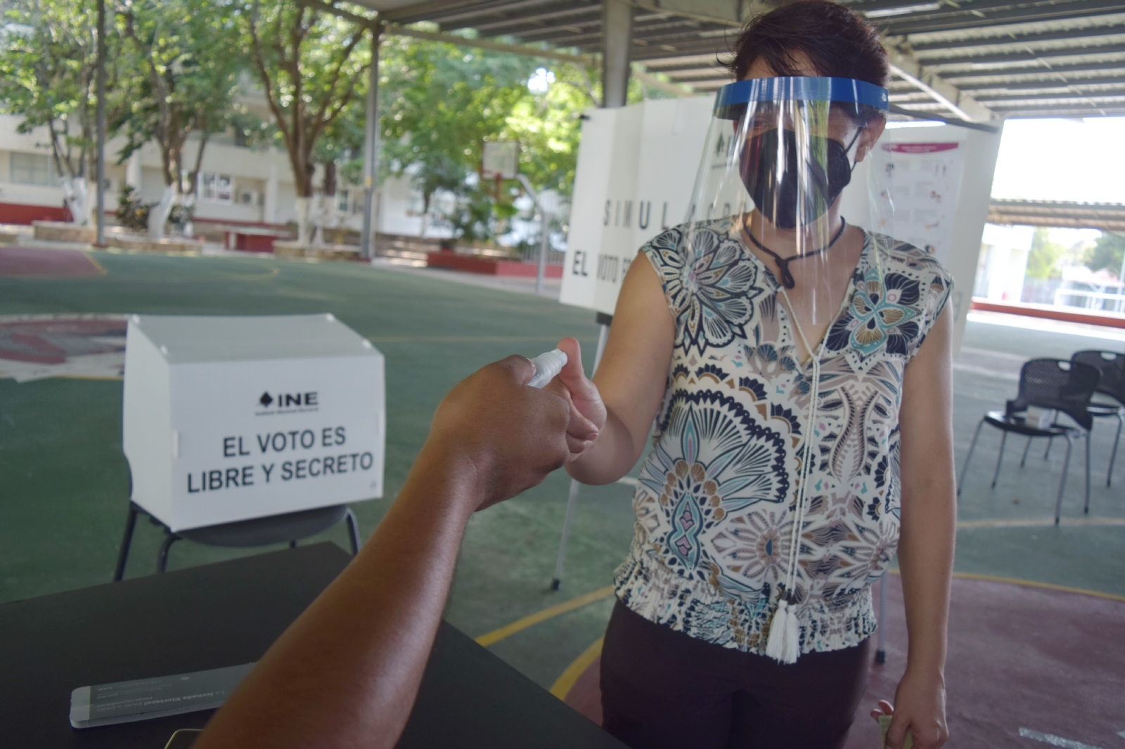 La eliminación de la tinta tarda, según el tipo de piel de cada persona, en promedio es dos a cinco días en un proceso de descamación natural La eliminación de la tinta tarda, según el tipo de piel de cada persona, en promedio es dos a cinco días en un proceso de descamación natural