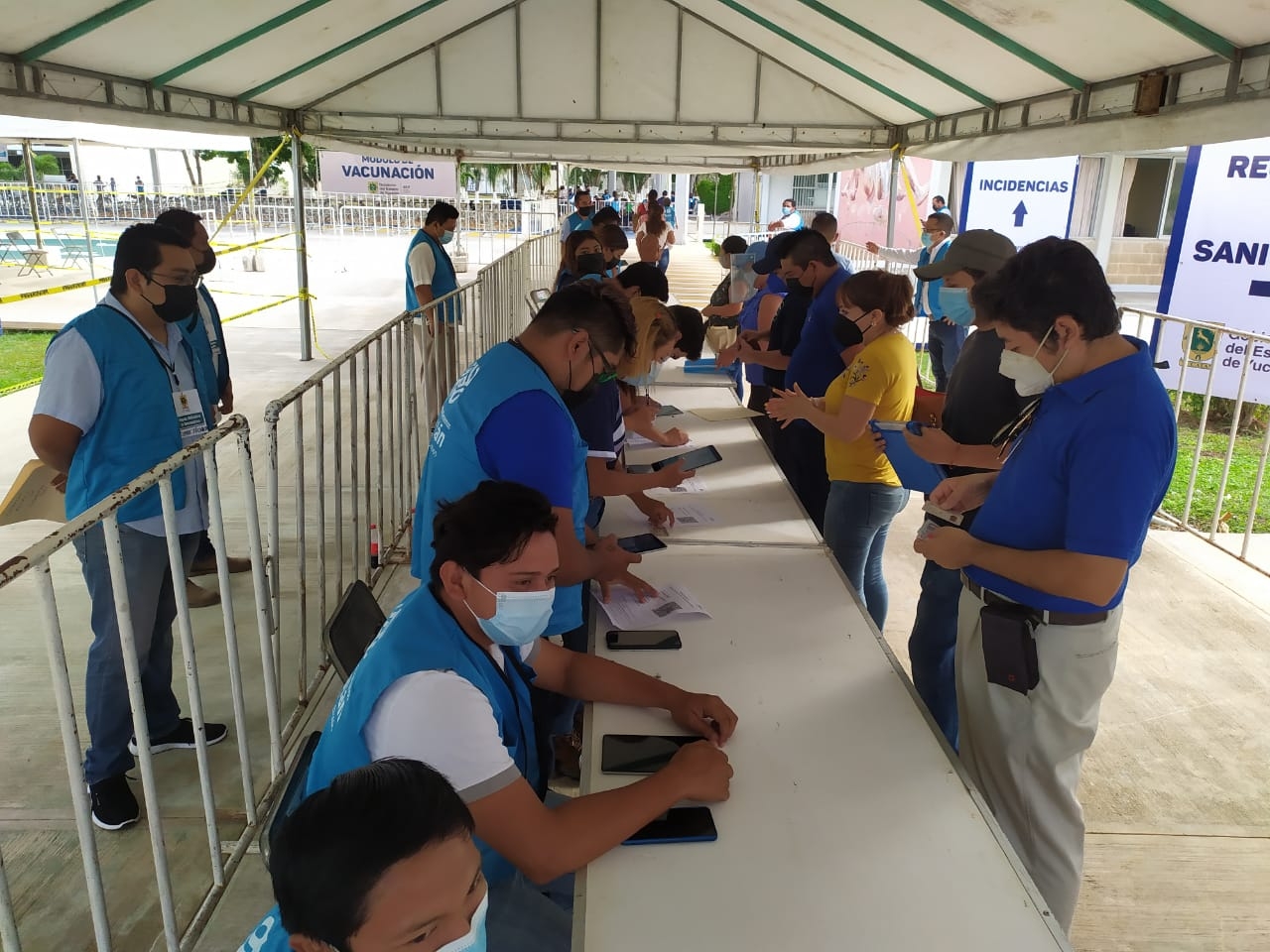 En el módulo de aplicación se encontraban alrededor de 40 maestros haciendo fila