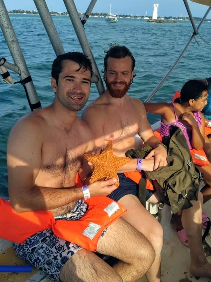 Los turistas posaron con una de ellas en la embarcación