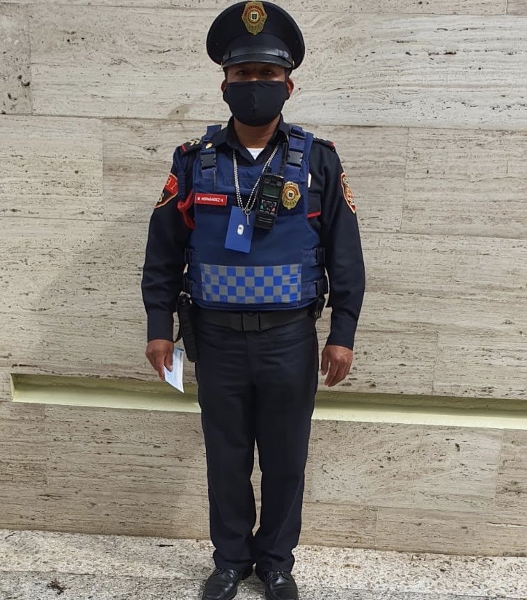 CDMX: Policía devuelve cheque por 40 millones de pesos que encontró tirado en la calle
