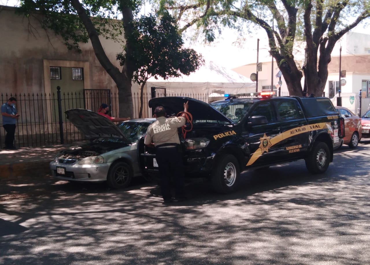 El chofer del autobús de la Ruta de la Salud, se estacionó adelante del Honda y al maniobrar en reversa perdió de vista al automóvil y lo chocó