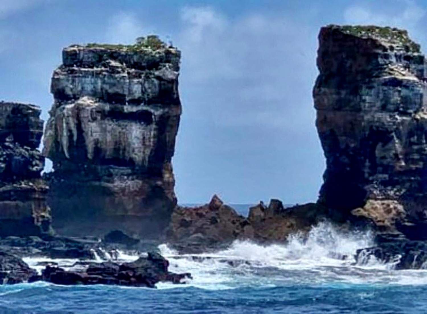 La isla lleva el nombre en honor al naturalista inglés Charles Darwin, que usó como laboratorio natural el archipiélago para desarrollar su teoría sobre la evolución de las especies. La isla lleva el nombre en honor al naturalista inglés Charles Darwin, que usó como laboratorio natural el archipiélago para desarrollar su teoría sobre la evolución de las especies.