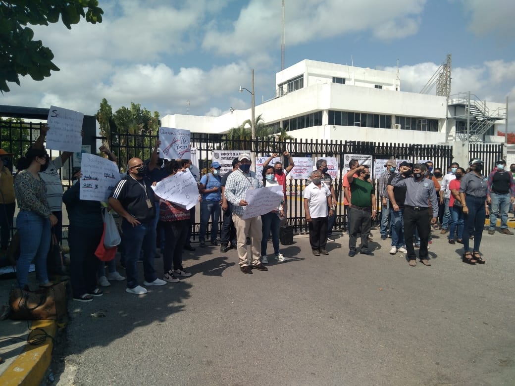 La manifestación inició ayer martes, y es respaldada por el sindicato de la Semarnat La manifestación inició ayer martes, y es respaldada por el sindicato de la Semarnat