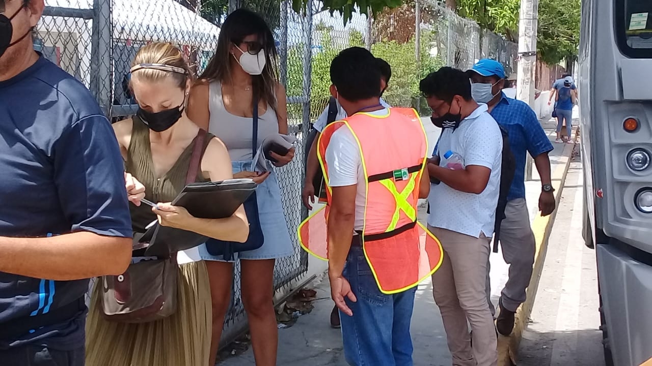 El personal encargado controló el acceso al recinto de la vacunación El personal encargado controló el acceso al recinto de la vacunación