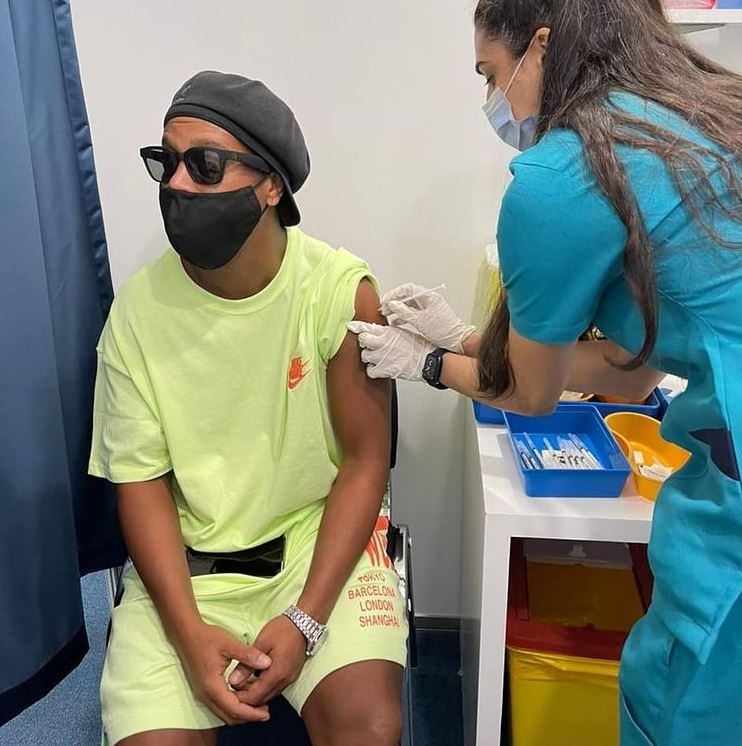 Ronaldinho al momento de su vacunación