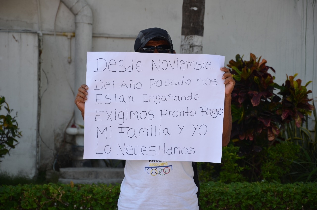 Guillermo Pérez Zapata, uno de los manifestantes dio a conocer que desde hace dos años realizan la manifestación para que el Ayuntamiento les pague los salarios correspondientes Guillermo Pérez Zapata, uno de los manifestantes dio a conocer que desde hace dos años realizan la manifestación para que el Ayuntamiento les pague los salarios correspondientes