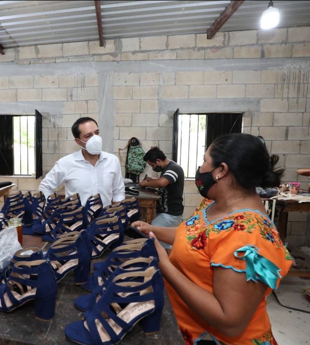Mauricio Vila Dolsal estuvo de visita en un taller de zapatos en Ticul