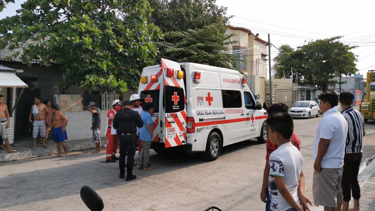 El herido terminó en el piso, sangrando en la costilla, ciudadanos de la zona pidieron la intervención de los paramédicos para la valoración El herido terminó en el piso, sangrando en la costilla, ciudadanos de la zona pidieron la intervención de los paramédicos para la valoración