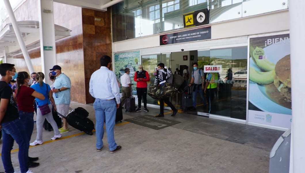 El entrar y salir de pasajeros en la terminal aérea se mantiene de forma habitual, el filtro en el ingreso también, todo aquel que llega debe primero mostrar su identificación El entrar y salir de pasajeros en la terminal aérea se mantiene de forma habitual, el filtro en el ingreso también, todo aquel que llega debe primero mostrar su identificación