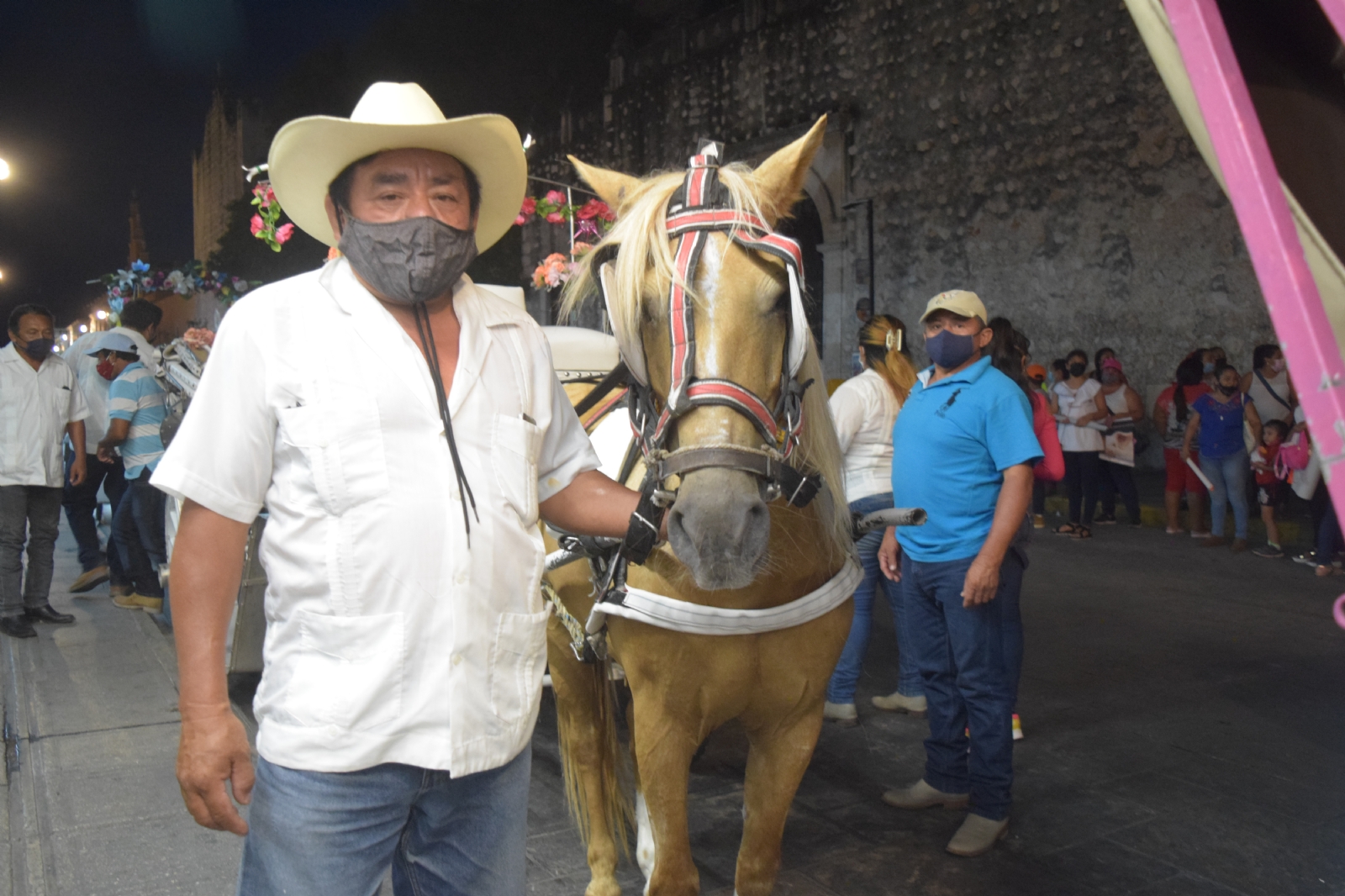 Echeverría Ayala, aseguró que no dejarán de operar como calesas tradicionales, porque de hacerlo implicaría terminar con una tradición cultural de más de 100 años de existencia Echeverría Ayala, aseguró que no dejarán de operar como calesas tradicionales, porque de hacerlo implicaría terminar con una tradición cultural de más de 100 años de existencia