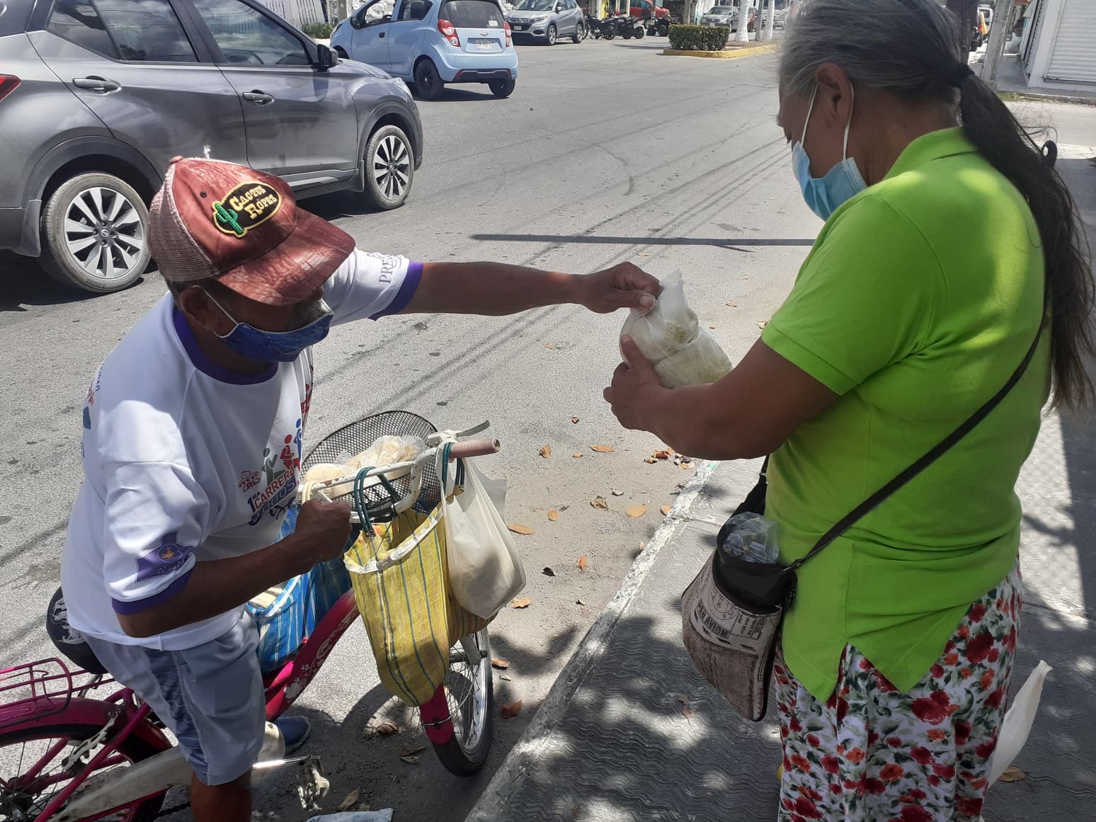 Aunque tiene una mano semiparalizada, se las ingenia para conducir su bici