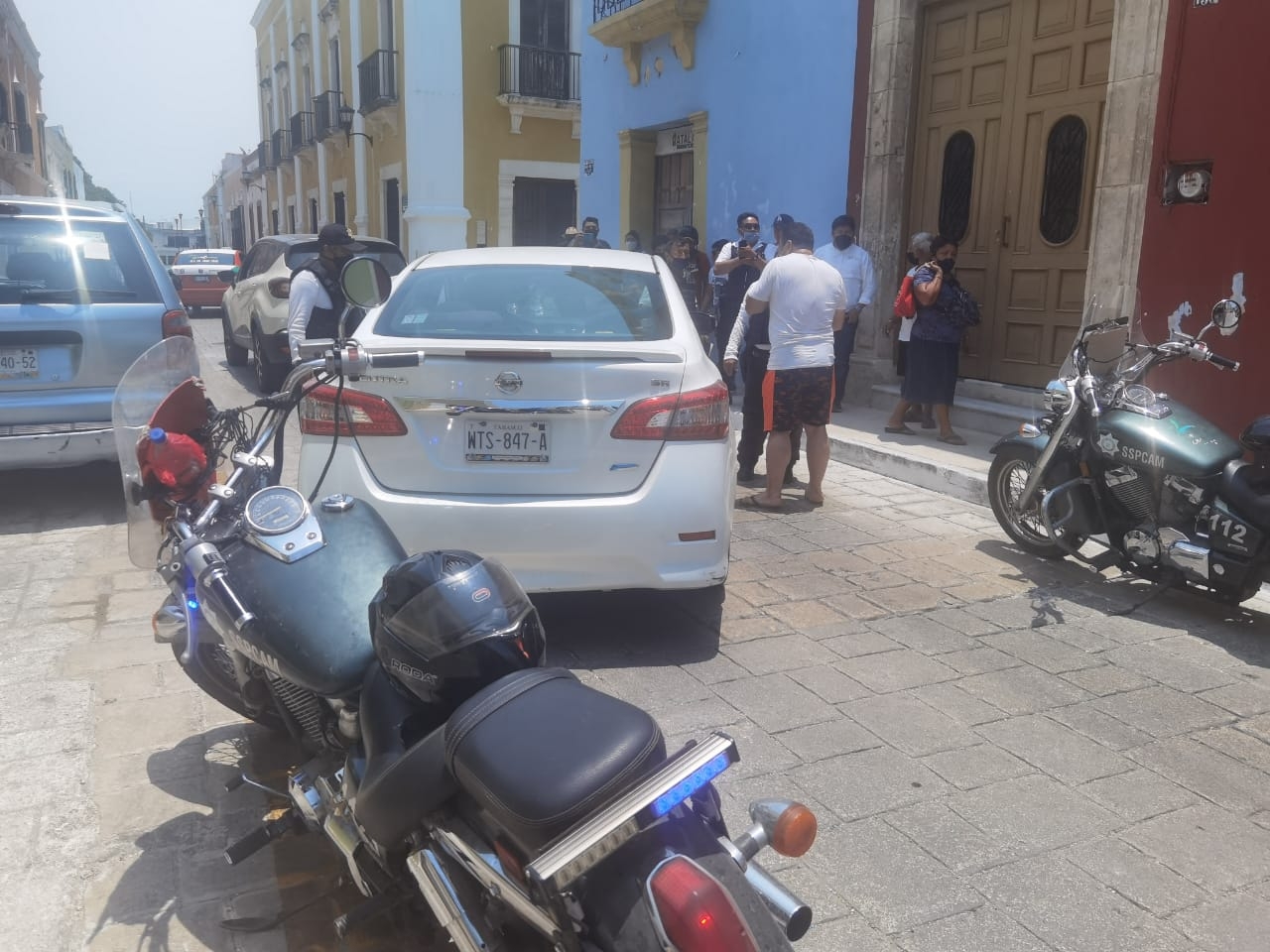 Los daños materiales fueron valuados en cerca de los 100 mil pesos de manera en general, ya que el Sentra acabo con el frente del lado derecho destrozado Los daños materiales fueron valuados en cerca de los 100 mil pesos de manera en general, ya que el Sentra acabo con el frente del lado derecho destrozado