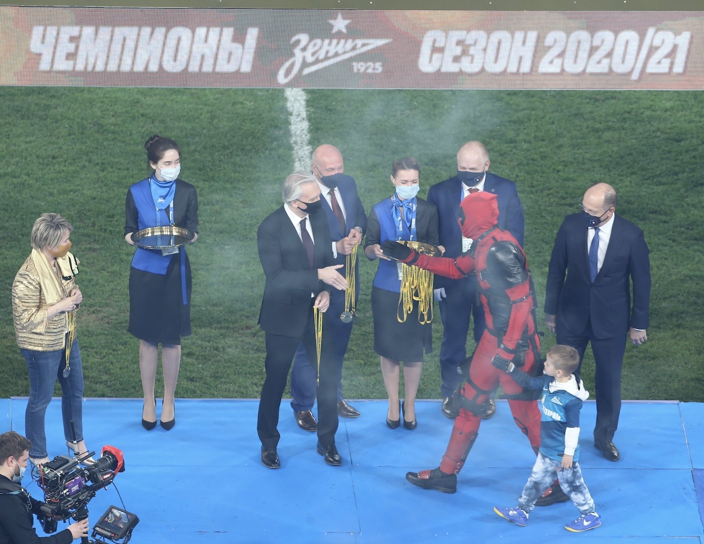 Artem Dzyuba, subió a recibir su respectiva medalla disfrazado de Deadpool Artem Dzyuba, subió a recibir su respectiva medalla disfrazado de Deadpool