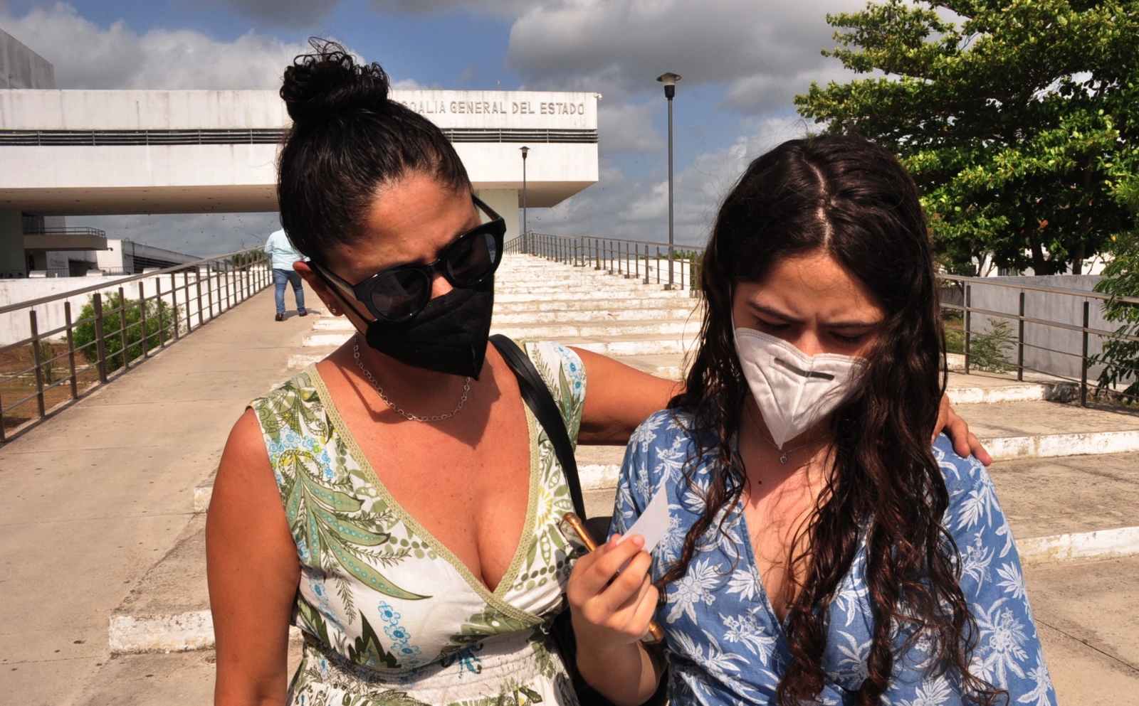 Mamá e hija acuden a la Fiscalía General del Estado para reiterar la denuncia contra #LadyHarlow, llamada así a una canadiense Mamá e hija acuden a la Fiscalía General del Estado para reiterar la denuncia contra #LadyHarlow, llamada así a una canadiense