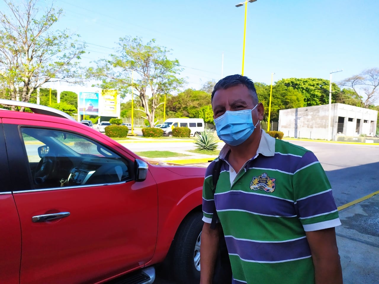 El hombre arribó por la mañana al aeropuerto y acudió a vacunarse El hombre arribó por la mañana al aeropuerto y acudió a vacunarse