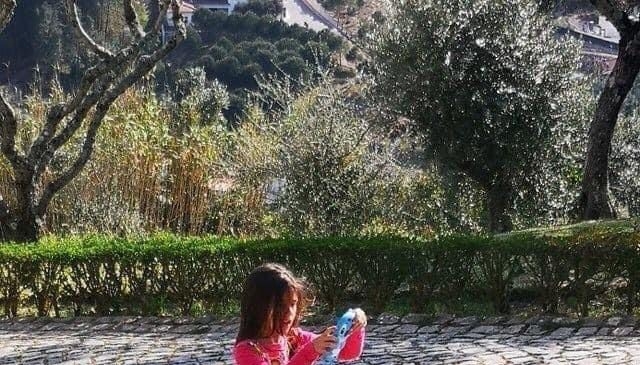 La pequeña parece estar sepultada en el pavimento, ¿a caso será una imagen editada?