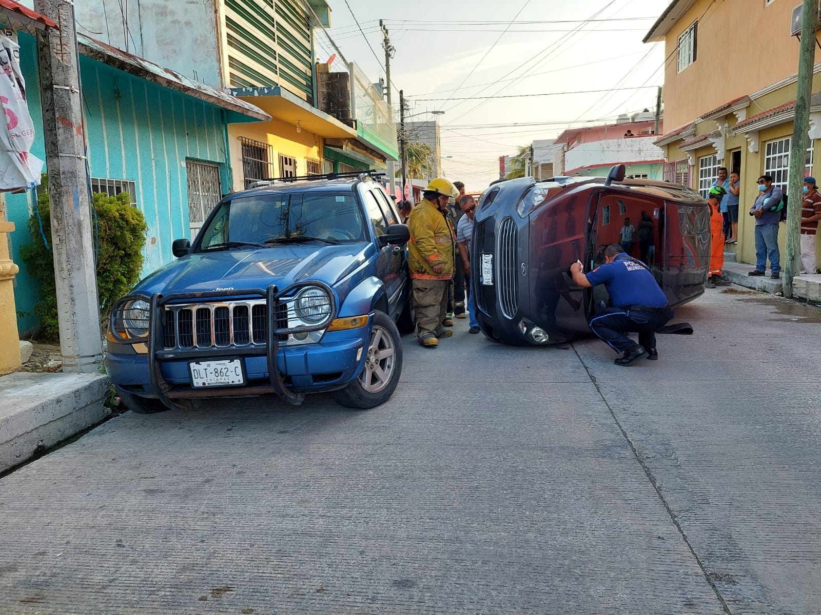 Tras el fuerte impacto el vehículo se volcó sobre su costado izquierdo mientras que el responsable cómo pudo logró salir de la unidad Tras el fuerte impacto el vehículo se volcó sobre su costado izquierdo mientras que el responsable cómo pudo logró salir de la unidad