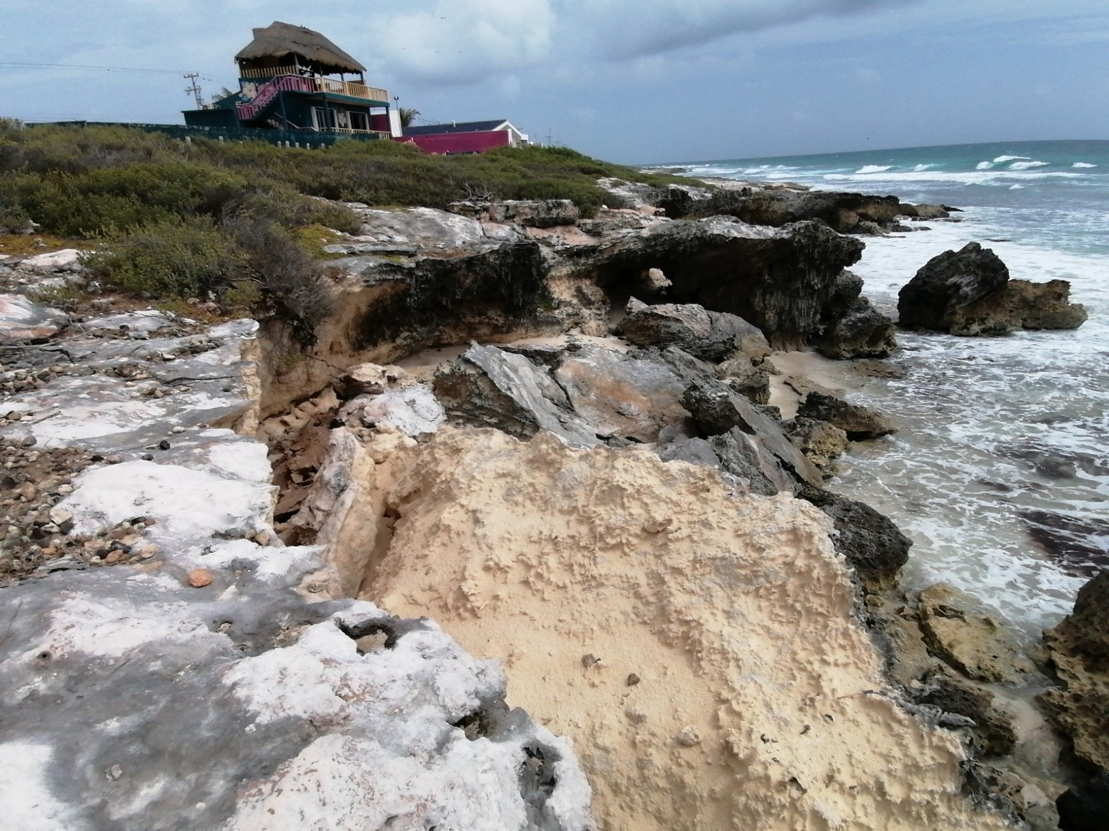 Candidatos ignoran grave erosión de acantilados en Isla Mujeres