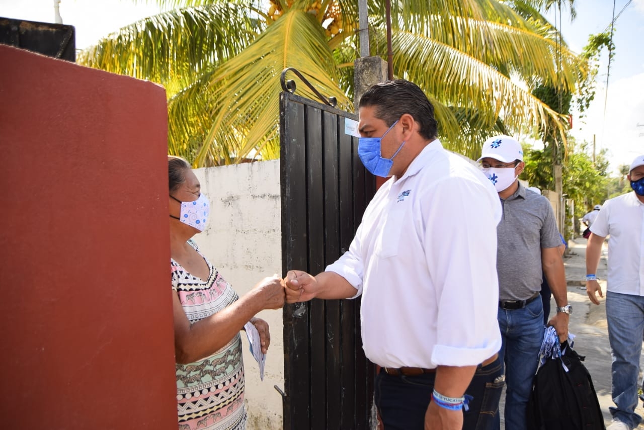 Luis Fernández en su visita a Tixcacalcupul