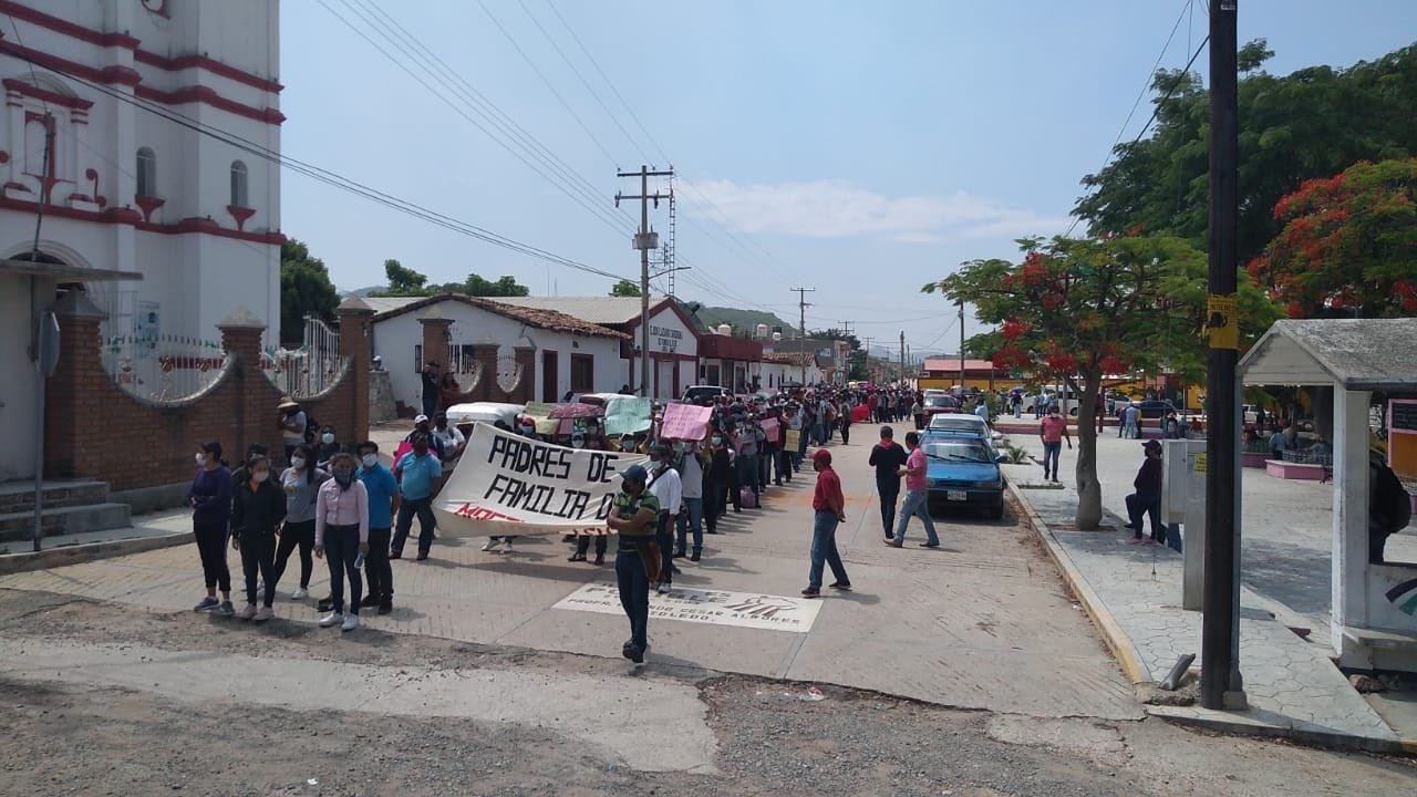 Comitiva sale desde el costado de una iglesia con rumbo a El Amate Comitiva sale desde el costado de una iglesia con rumbo a El Amate