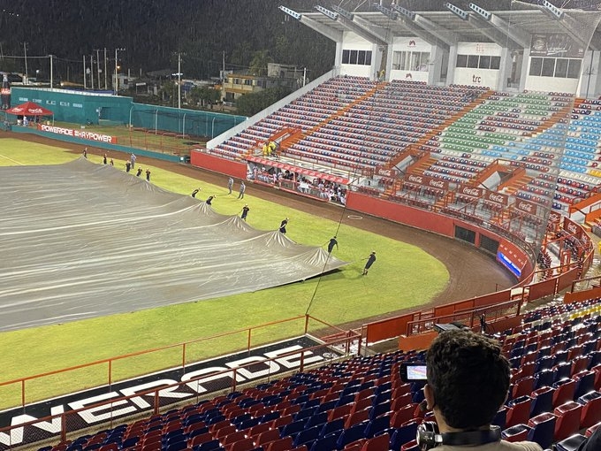 Los Piratas de Campeche anunciaron que se detuvo el juego mientras que el equipo de mantenimiento cubría el campo con una enorme manta.