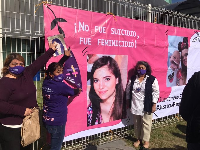 Integrantes de colectivos feministas cerraron el paso vehicular en protesta por la agresión que sufrió la familia de Zyanya Integrantes de colectivos feministas cerraron el paso vehicular en protesta por la agresión que sufrió la familia de Zyanya