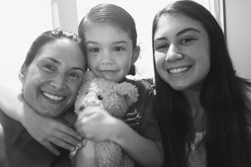 Aiden Leos junto con su madre y su hermana Aiden Leos junto con su madre y su hermana