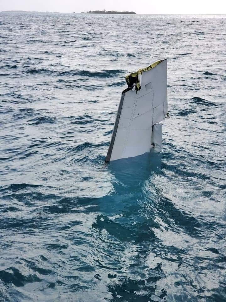 La cola de la avioneta quedó fuera del agua, a plena vista