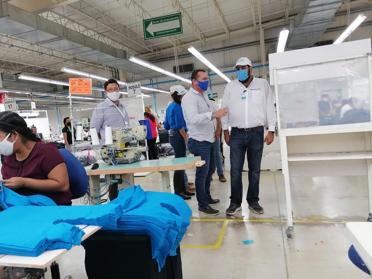 Esteban Abraham Macari visitó una fábrica de telas y prendas de vestir