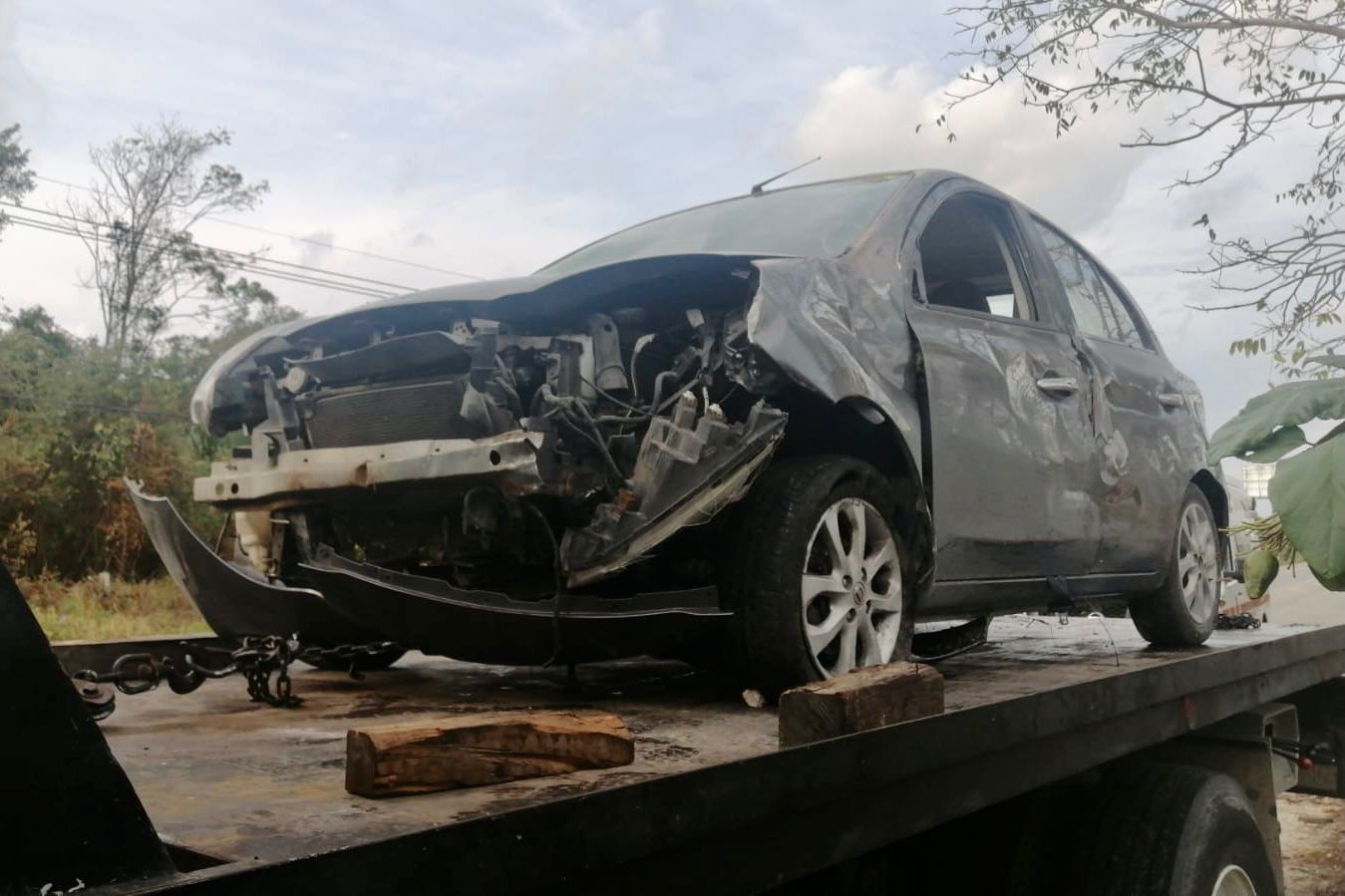 Tras chocar el conductor abandonó su vehículo. Tras chocar el conductor abandonó su vehículo.