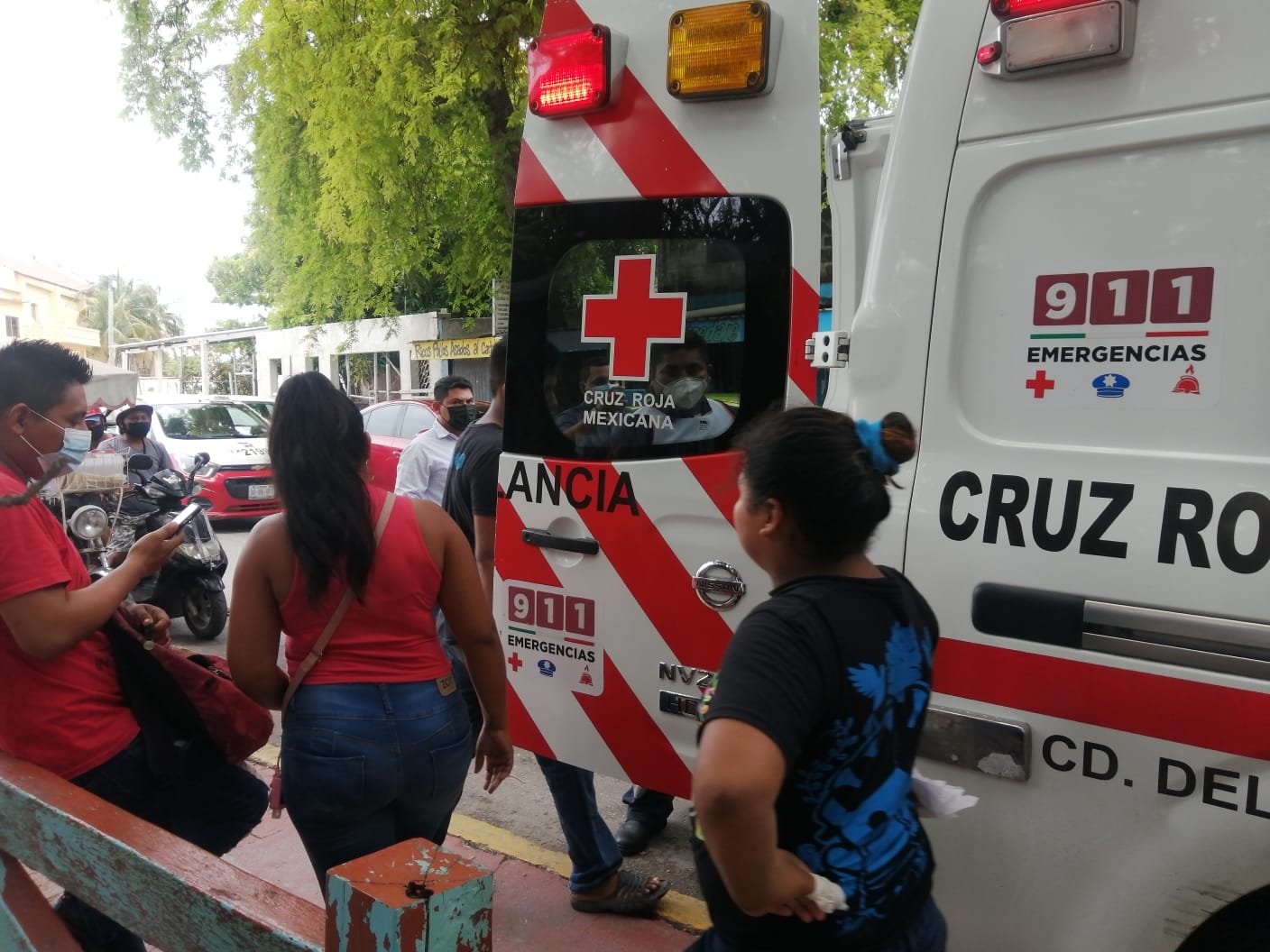 Al lugar arribaron paramédicos de la Cruz Roja para su atención Al lugar arribaron paramédicos de la Cruz Roja para su atención