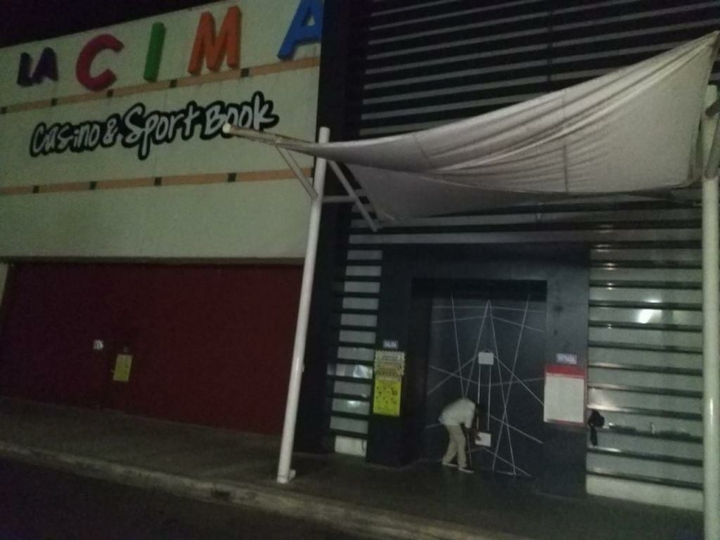 Dentro de las irregularidades que se encontraron en dichos lugares se encuentra la venta de bebidas alcohólicas en sus restaurantes sin con contar con los debidos permisos Dentro de las irregularidades que se encontraron en dichos lugares se encuentra la venta de bebidas alcohólicas en sus restaurantes sin con contar con los debidos permisos