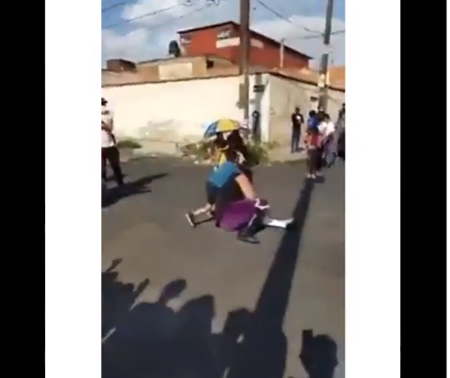 El día de ayer se viralizó el video en el que el luchador lanzó al menor El día de ayer se viralizó el video en el que el luchador lanzó al menor